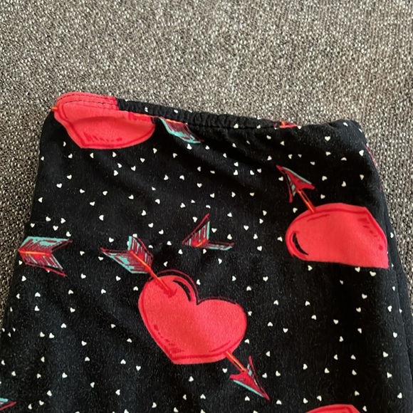 LuLaRoe Hearts and Arrows Print Leggings. OS - Picture 4 of 7